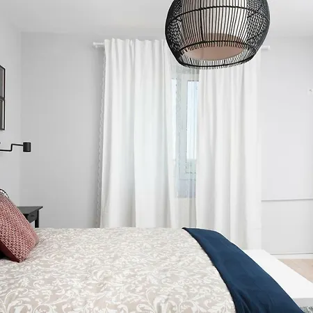 City Center Luxury & Cozy Refurbished Апартаменты *